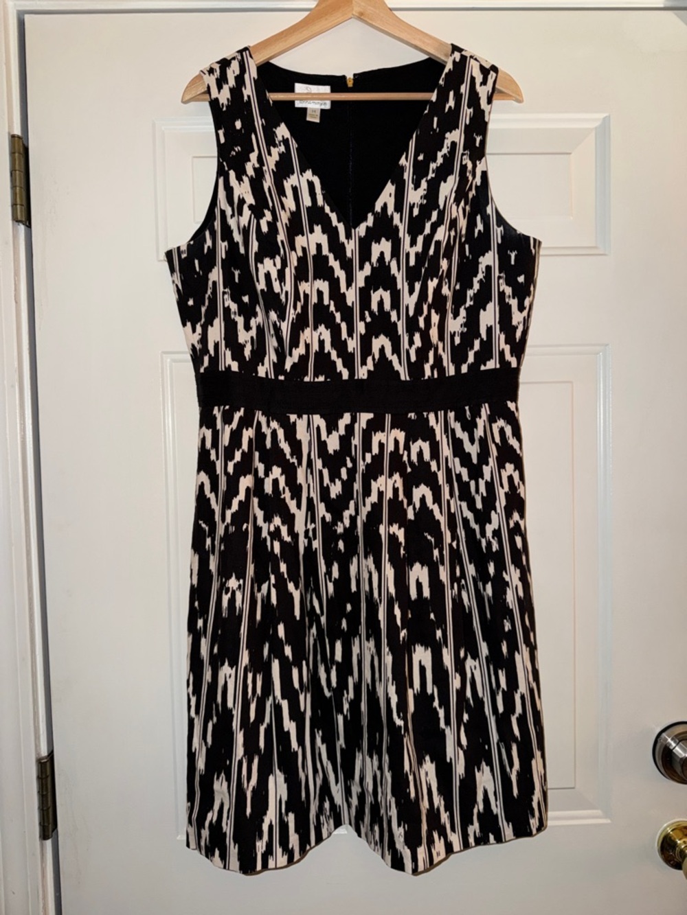 Sleeveless Black and White Patterned V-Neck‎ Linen blend Dress. Sz 14